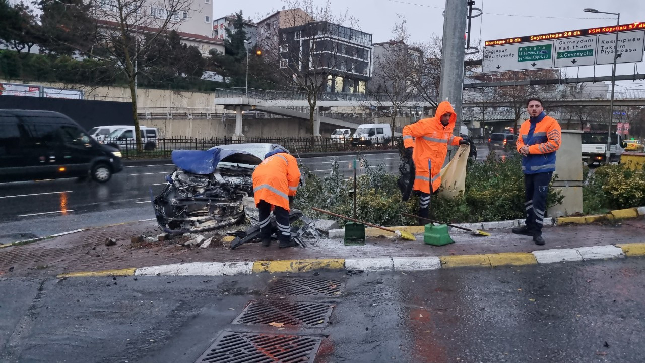 Şişli'de Kaza Sonrası Araç Alev Aldı: 2 Yaralı