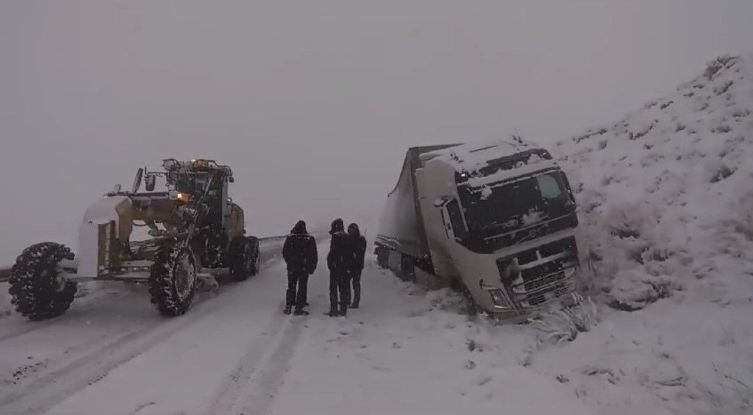 Van'da Yoğun Kar Yağışı Kazalara Yol Açtı, Yol Saatlerce Kapandı - Sayfa 1