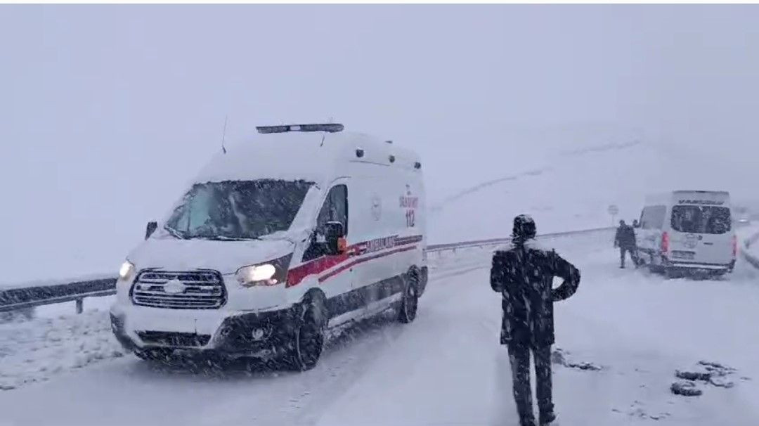 Van'da Yoğun Kar Yağışı Kazalara Yol Açtı, Yol Saatlerce Kapandı - Sayfa 2