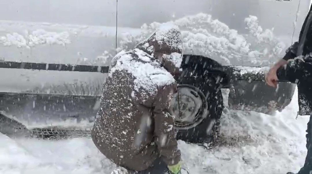 Van'da Yoğun Kar Yağışı Kazalara Yol Açtı, Yol Saatlerce Kapandı - Sayfa 4