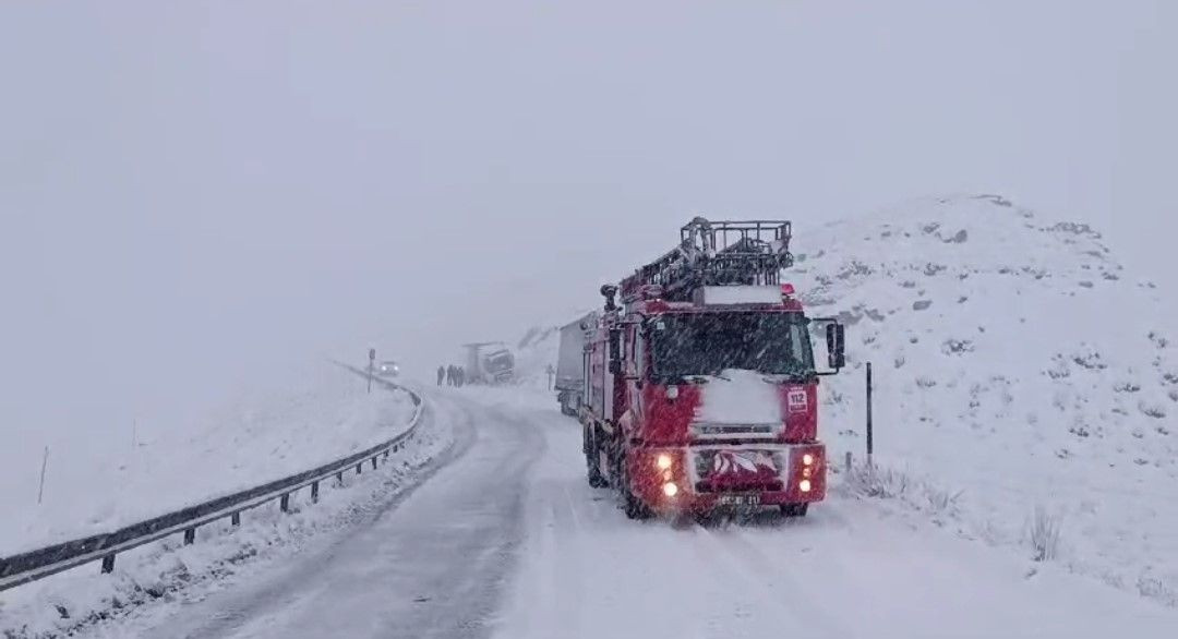 Van'da Yoğun Kar Yağışı Kazalara Yol Açtı, Yol Saatlerce Kapandı - Sayfa 5