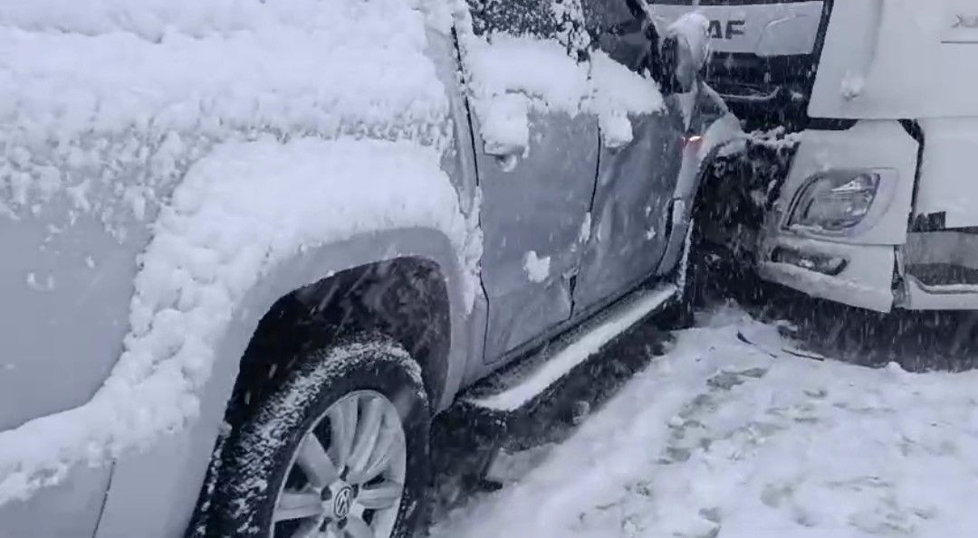 Van'da Yoğun Kar Yağışı Kazalara Yol Açtı, Yol Saatlerce Kapandı - Sayfa 6