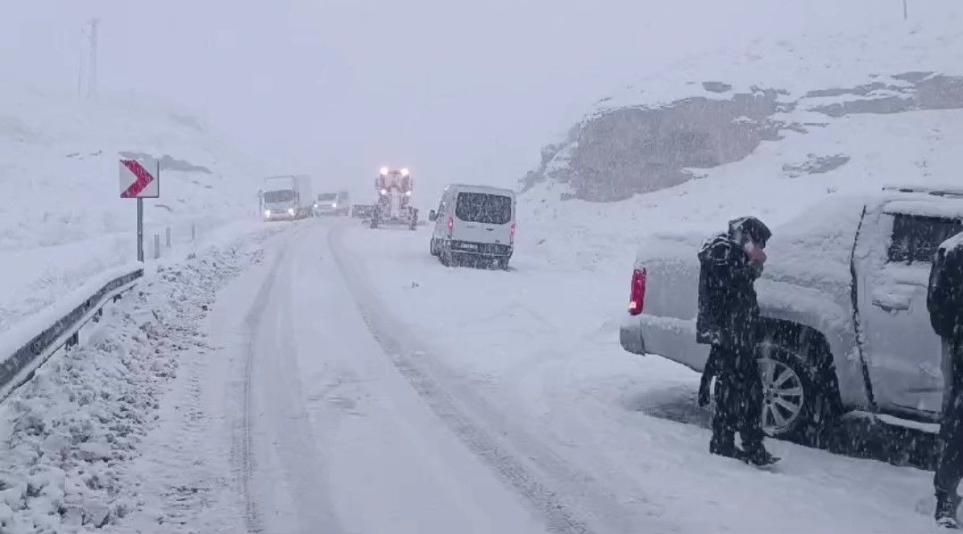 Van'da Yoğun Kar Yağışı Kazalara Yol Açtı, Yol Saatlerce Kapandı - Sayfa 7