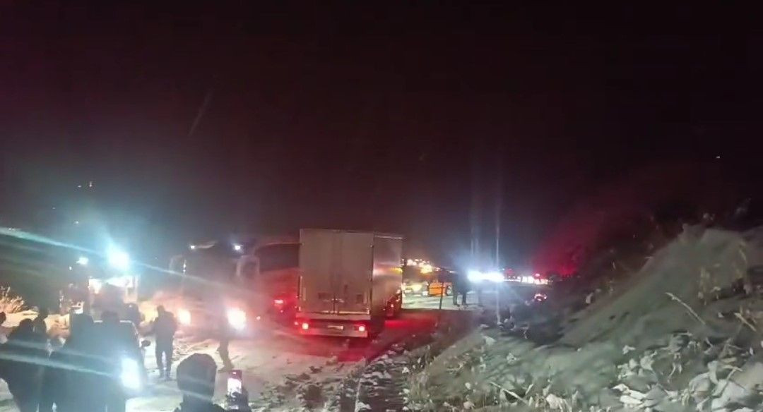 Van'da Yoğun Kar Yağışı Kazalara Yol Açtı, Yol Saatlerce Kapandı - Sayfa 8