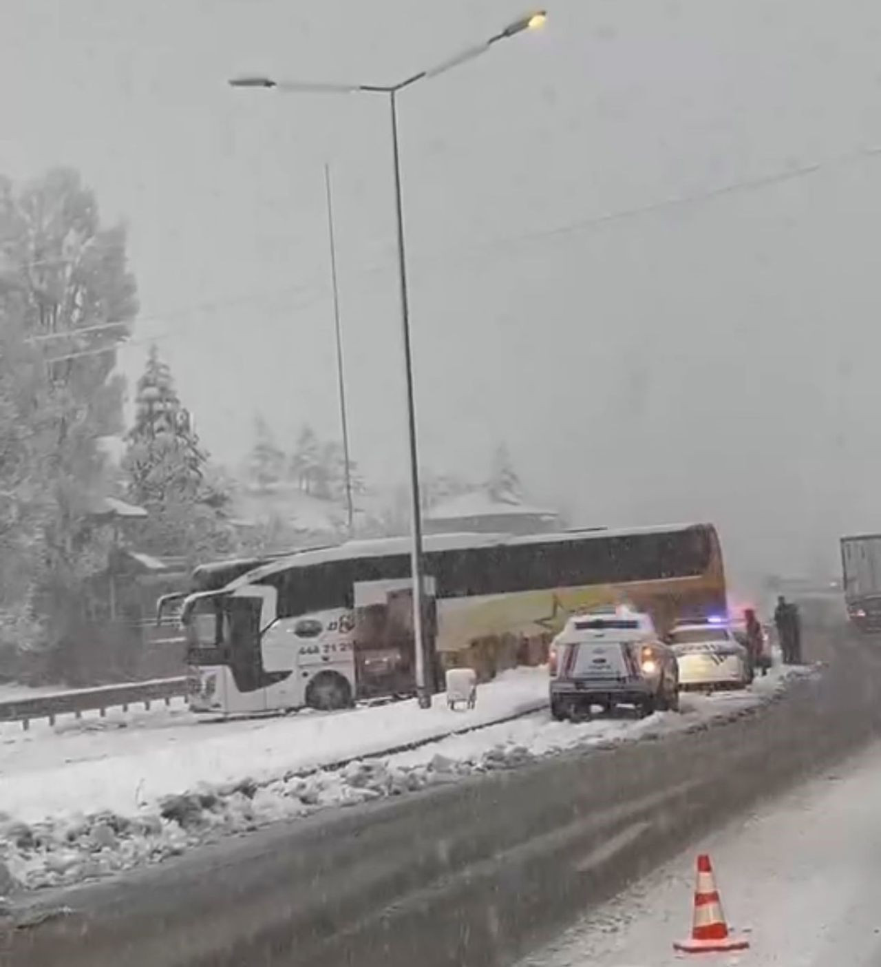 Elazığ’da Yoğun Kar Yağışı Kazalara Yol Açtı - Sayfa 1