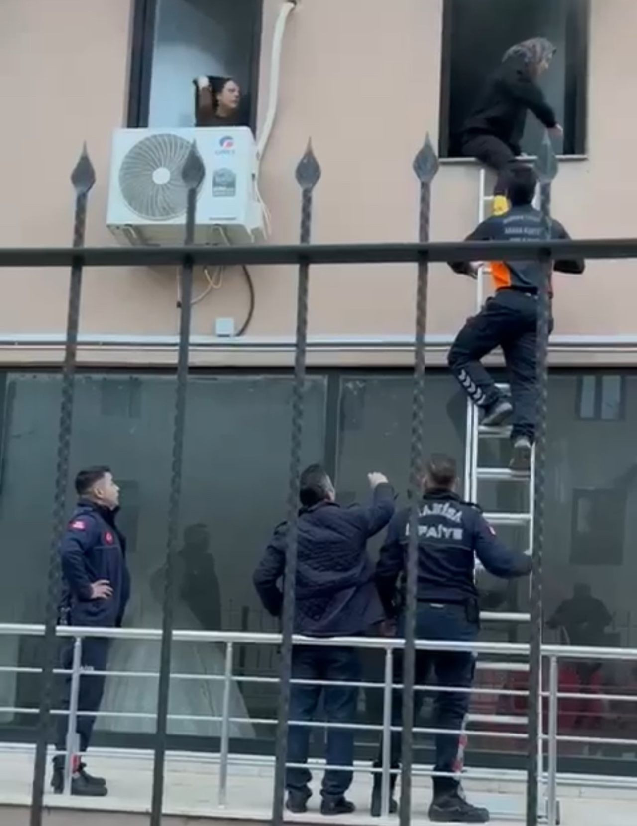 Gelinlik Mağazasında Yangın: Mahsur Kalan 2 Çalışan Kurtarıldı - Sayfa 1