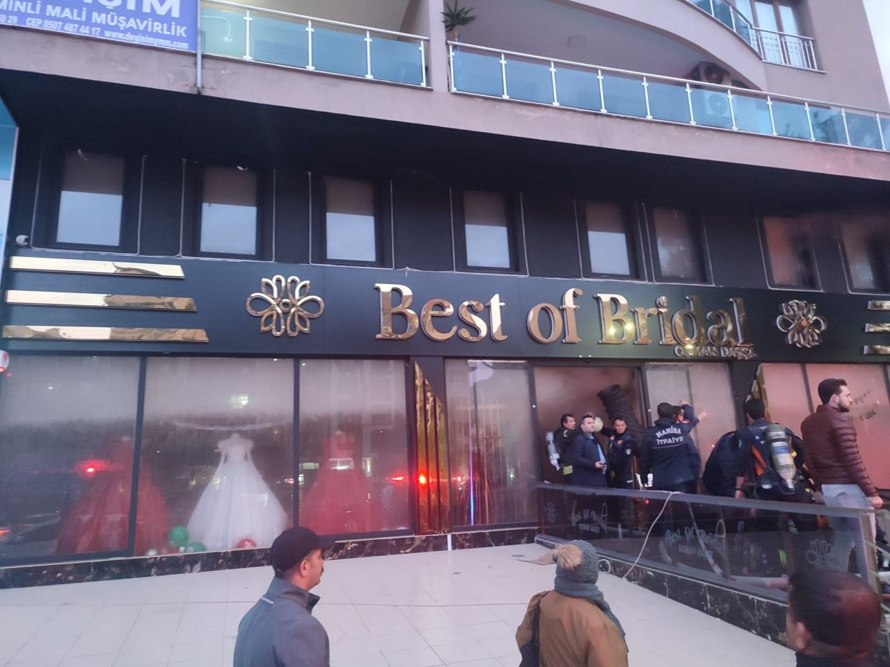 Gelinlik Mağazasında Yangın: Mahsur Kalan 2 Çalışan Kurtarıldı - Sayfa 2