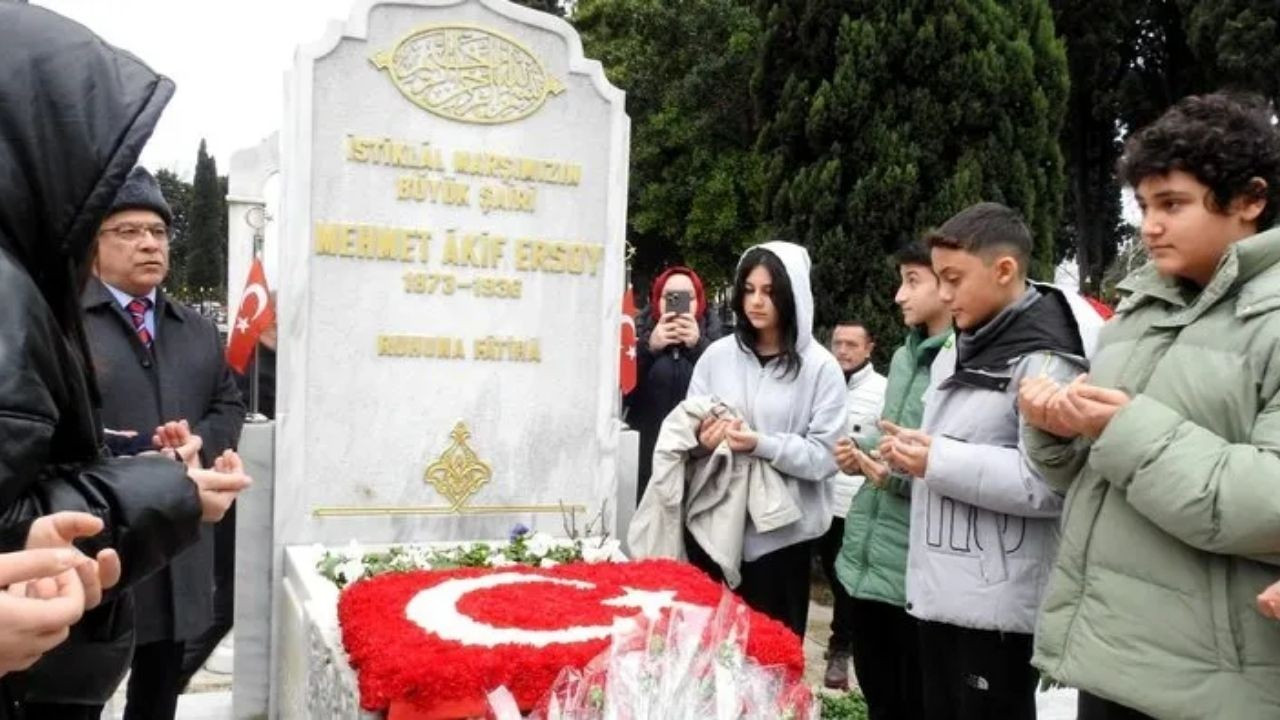 İstiklal Marşımızın 88. Yıl dönümünde, Mehmet Akif Ersoy Kabrinde Anıldı