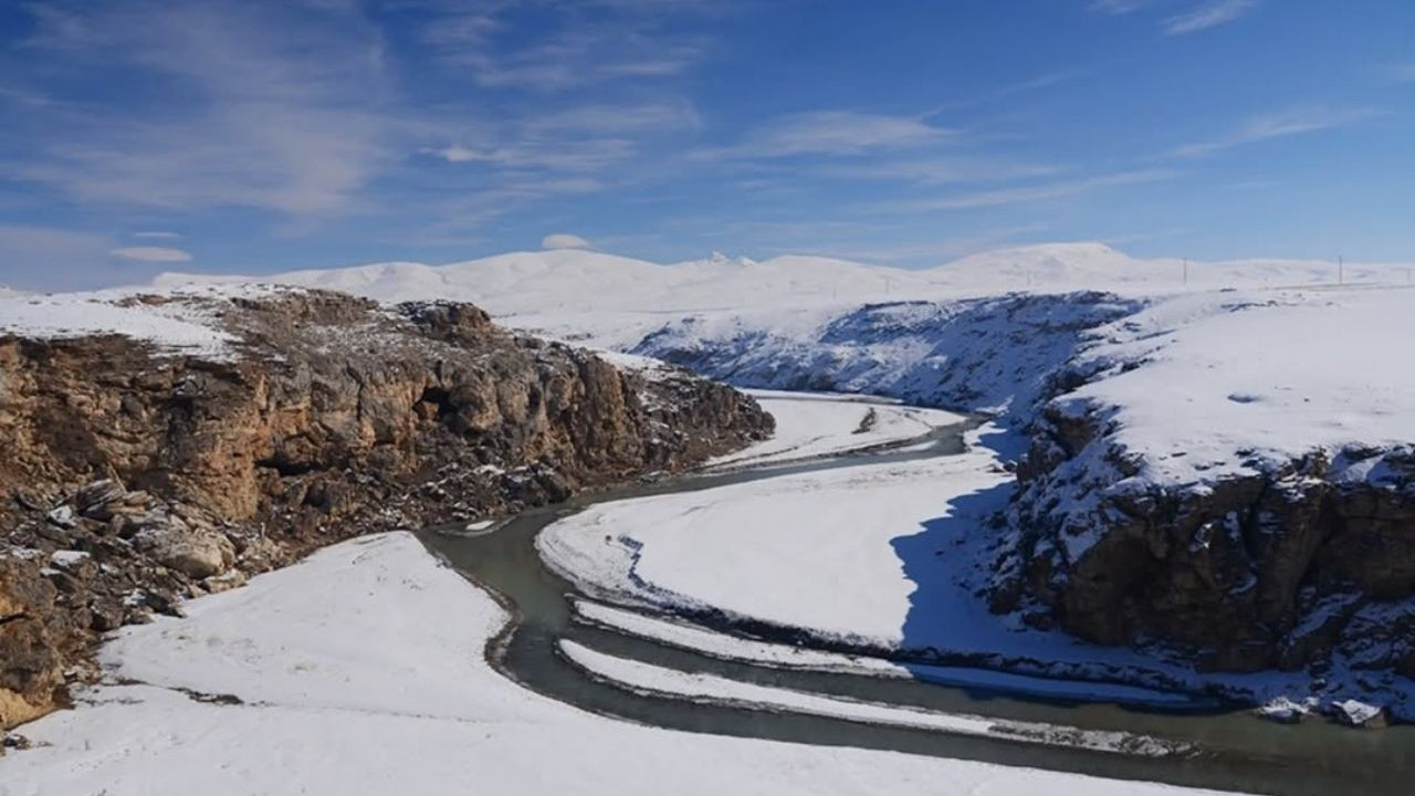 Ağrı'da Murat Nehri Buz Tuttu!