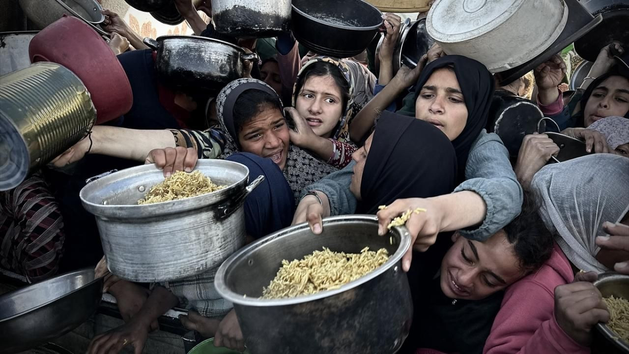 Gazze'de Hayatta Kalma Mücadelesi: Bir Lokma Yemek İçin Mücadele - Sayfa 24