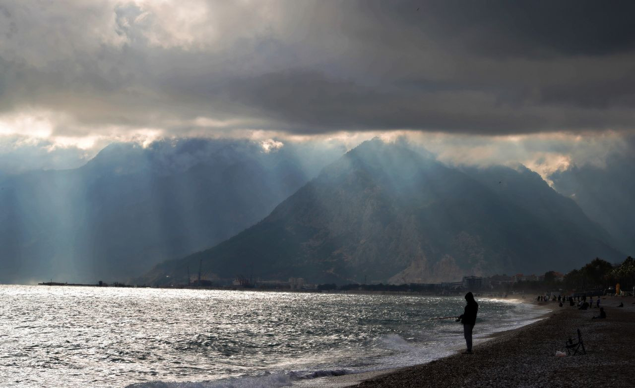 Yağmur Bulutlarının Arasından Süzülen Işık Hüzmesi Büyüledi - Sayfa 1