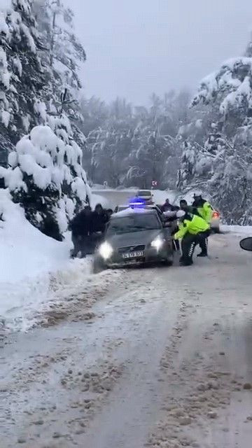 Bursa’da Karla Kaplı Yolda Mahsur Kalan Vatandaşlara Jandarma Yardım Etti - Sayfa 1