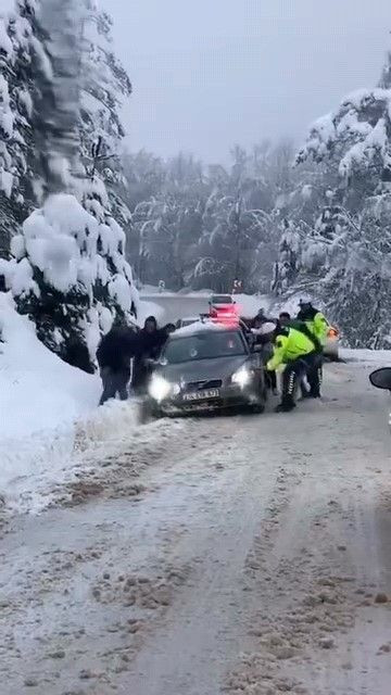 Bursa’da Karla Kaplı Yolda Mahsur Kalan Vatandaşlara Jandarma Yardım Etti - Sayfa 2