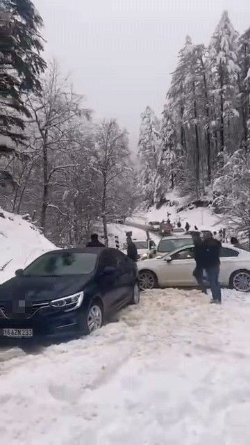 Bursa’da Karla Kaplı Yolda Mahsur Kalan Vatandaşlara Jandarma Yardım Etti - Sayfa 3