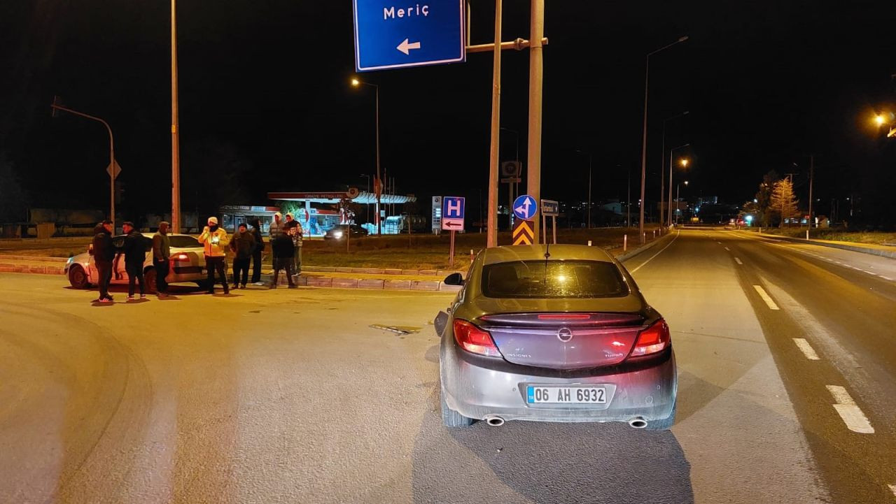 Edirne'de Kavşakta İki Otomobil Çarpıştı: 1 Yaralı - Sayfa 1