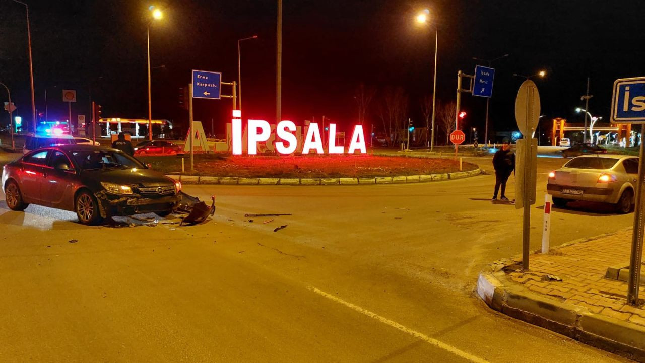 Edirne'de Kavşakta İki Otomobil Çarpıştı: 1 Yaralı - Sayfa 2