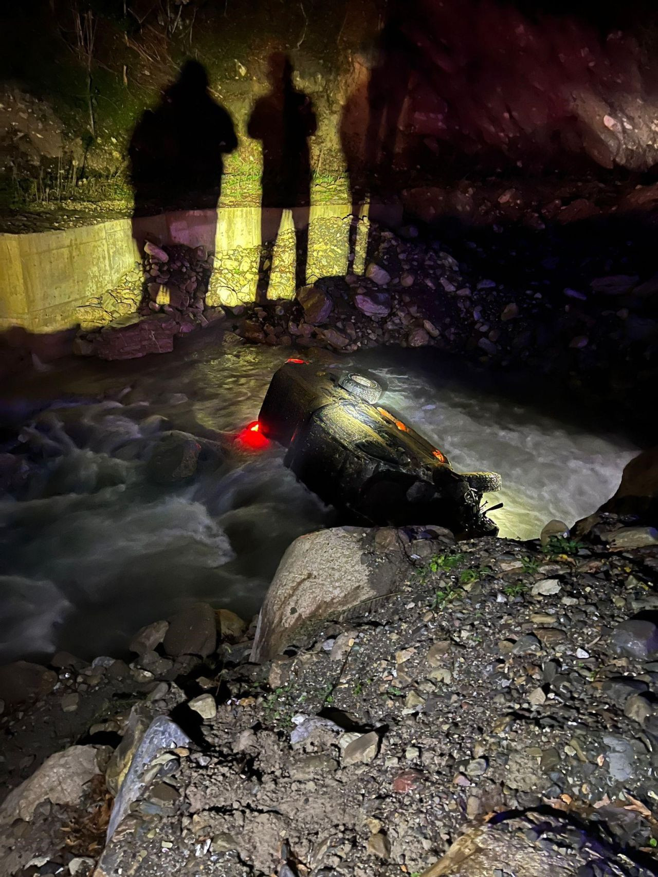 Düzce’de Yayladan Dönen Araç Dereye Uçtu: 3 Yaralı - Sayfa 1