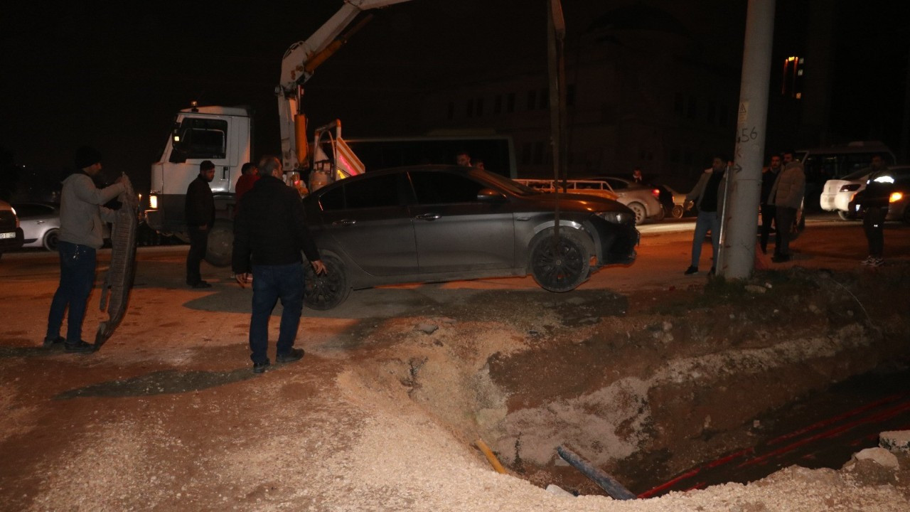 Şanlıurfa’da Çukura Düşen Otomobil Vincin Müdahalesiyle Kurtarıldı