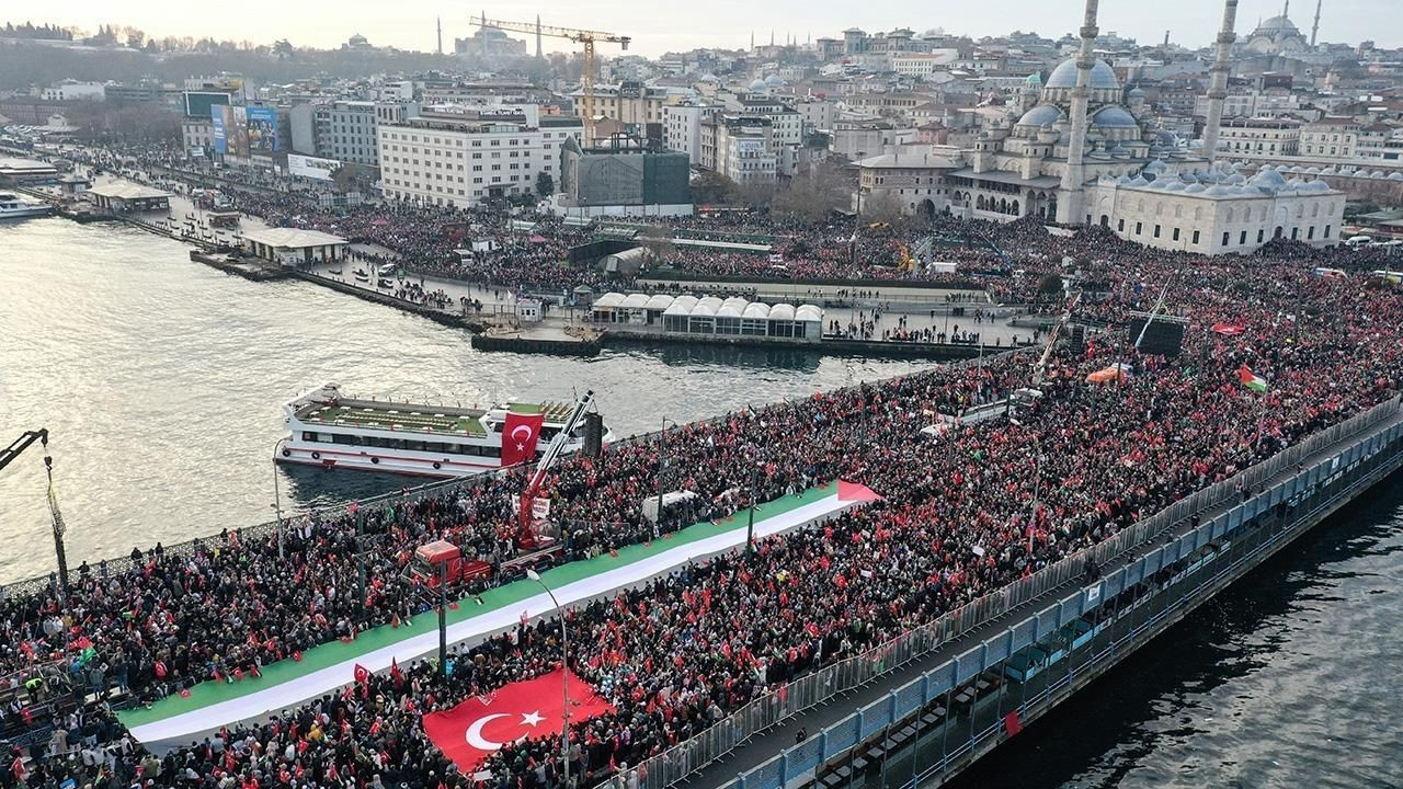 Yeni Yılın İlk Gününde İstanbul'da Tarihi Yürüyüş!