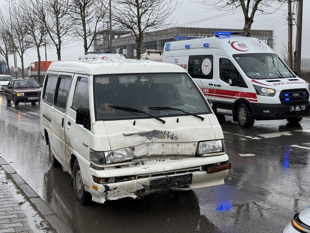 Adapazarı’nda Minibüs ve Otomobil Çarpıştı: 3 Kişi Hafif Yaralandı - Sayfa 4
