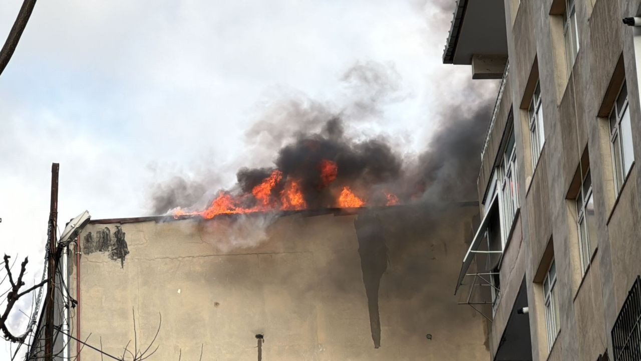 Mecidiyeköy'de Yıkım Halindeki Binada Yangın: İşçiler Mahsur Kaldı - Sayfa 1