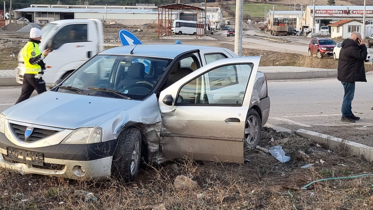 Kütahya'da Kazaların Adresi Sanayi Kavşağı: 1 Yaralı - Sayfa 3