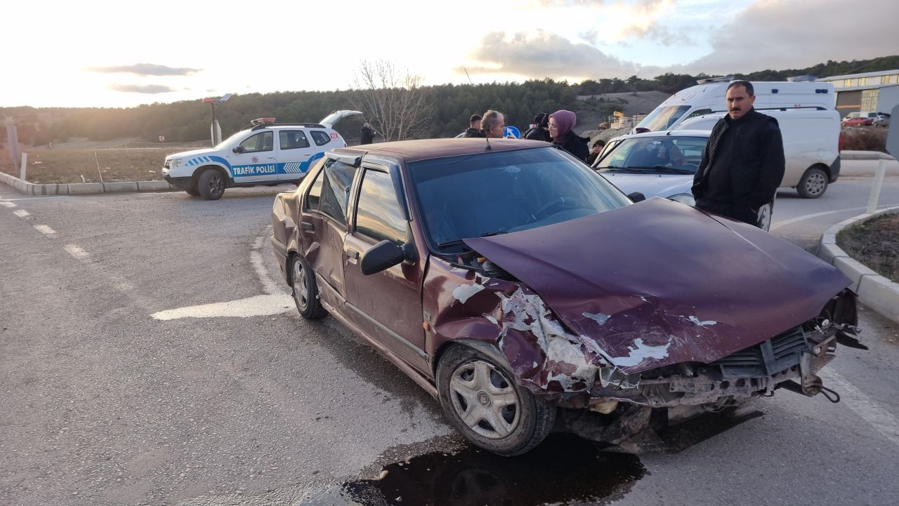 Kütahya'da Kazaların Adresi Sanayi Kavşağı: 1 Yaralı - Sayfa 4