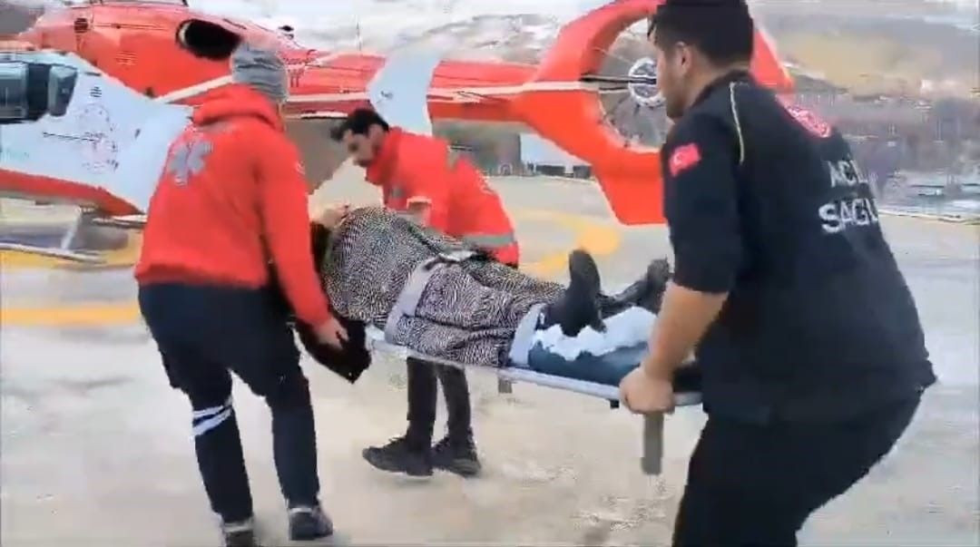 Tedavi Gören Hamile Kadın Helikopter Ambulansla Van’a Sevk Edildi - Sayfa 1