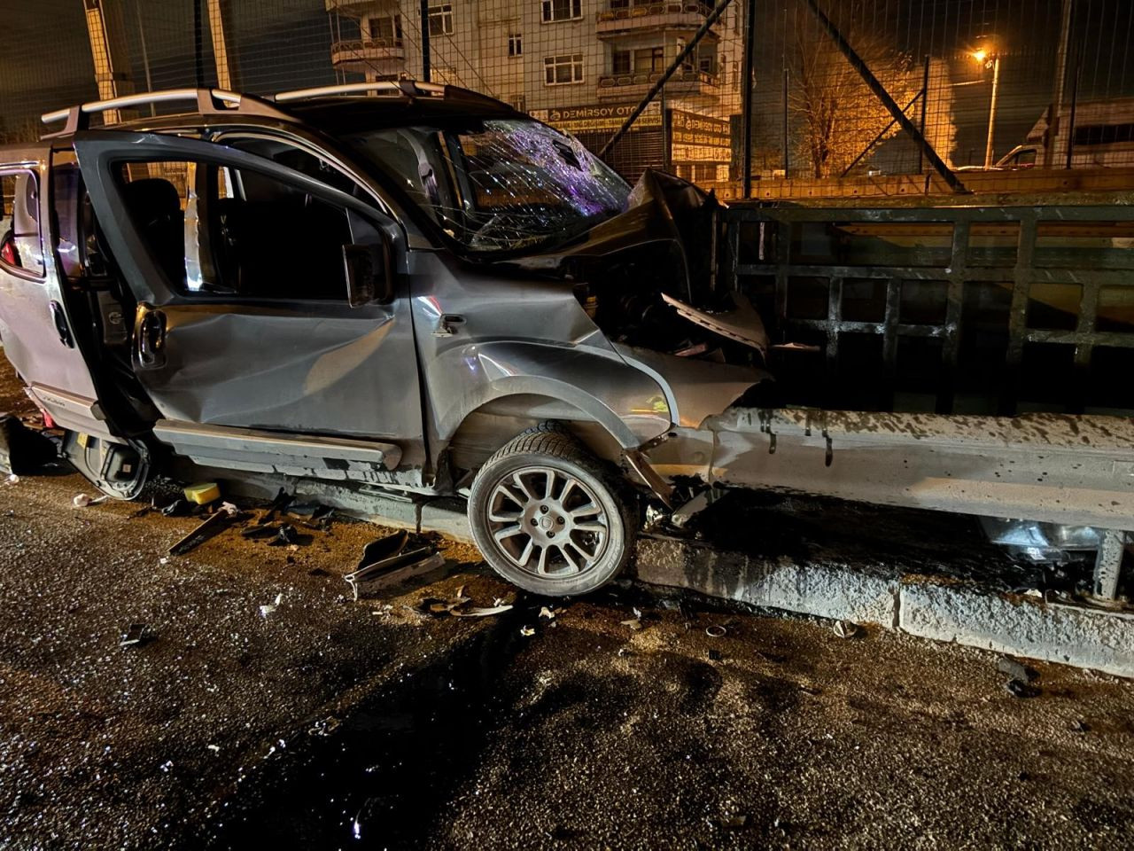 Bursa’da Otomobil Bariyerlere Saplandı: 1 Yaralı - Sayfa 3