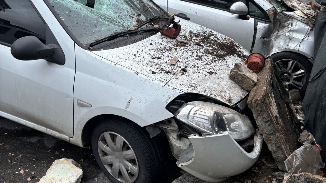 Sarıyer’de Metruk Binanın Balkonu Çöktü, İki Araç Zarar Gördü