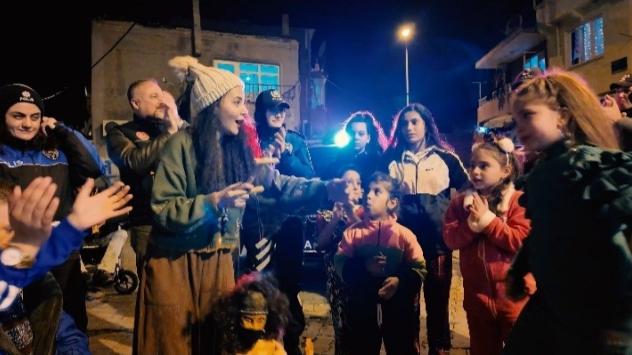 Çanakkale'de Polislerden Çocuklara Yeni Yıl Hediyesi