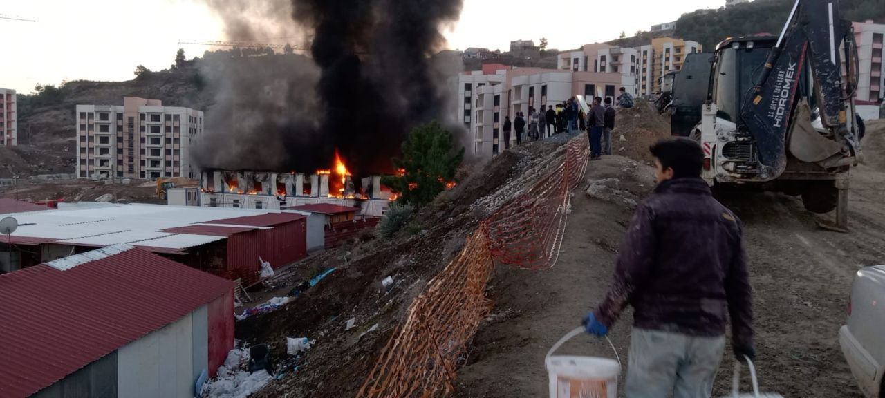 Hatay’da İşçilerin Kaldığı Konteyner Yatakhane Alevlere Teslim Oldu - Sayfa 1