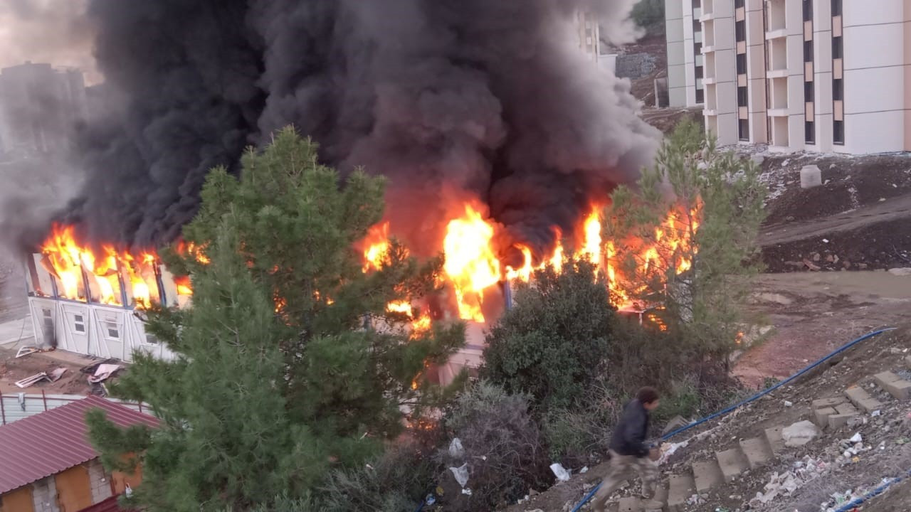 Hatay’da İşçilerin Kaldığı Konteyner Yatakhane Alevlere Teslim Oldu