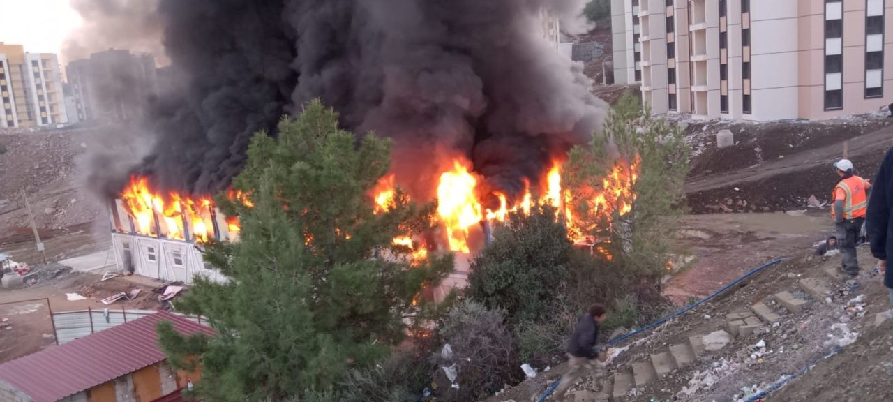 Hatay’da İşçilerin Kaldığı Konteyner Yatakhane Alevlere Teslim Oldu - Sayfa 2