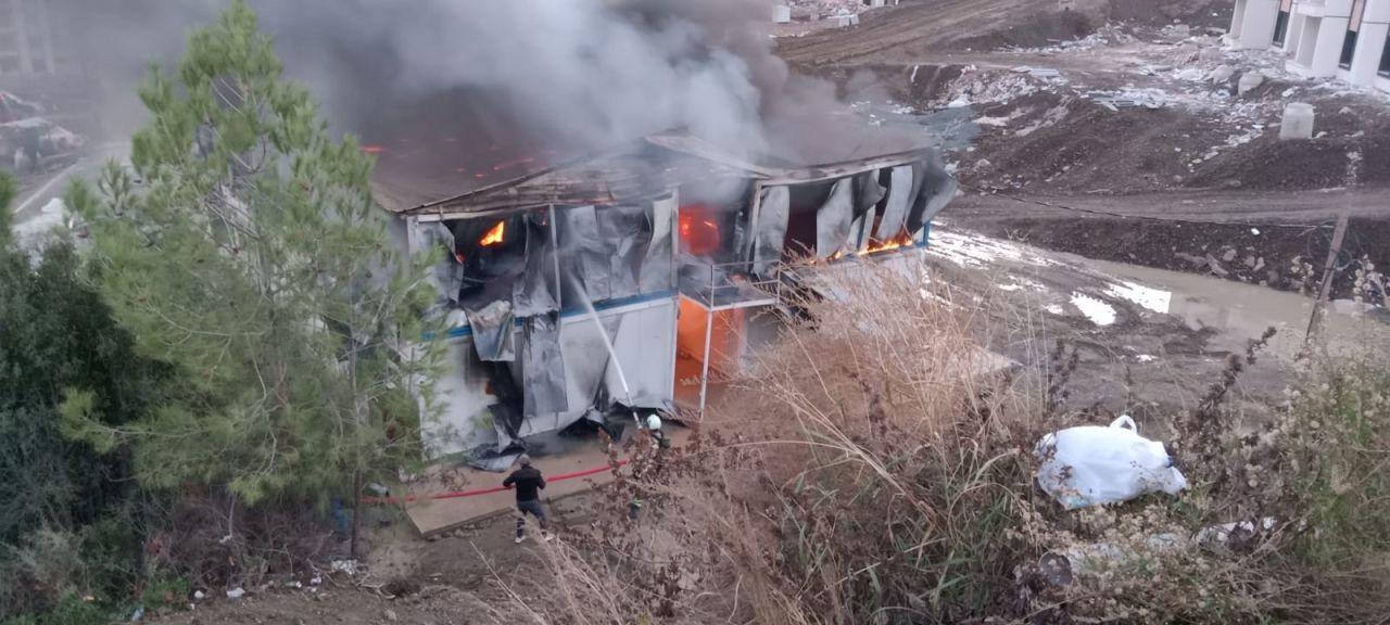 Hatay’da İşçilerin Kaldığı Konteyner Yatakhane Alevlere Teslim Oldu - Sayfa 3