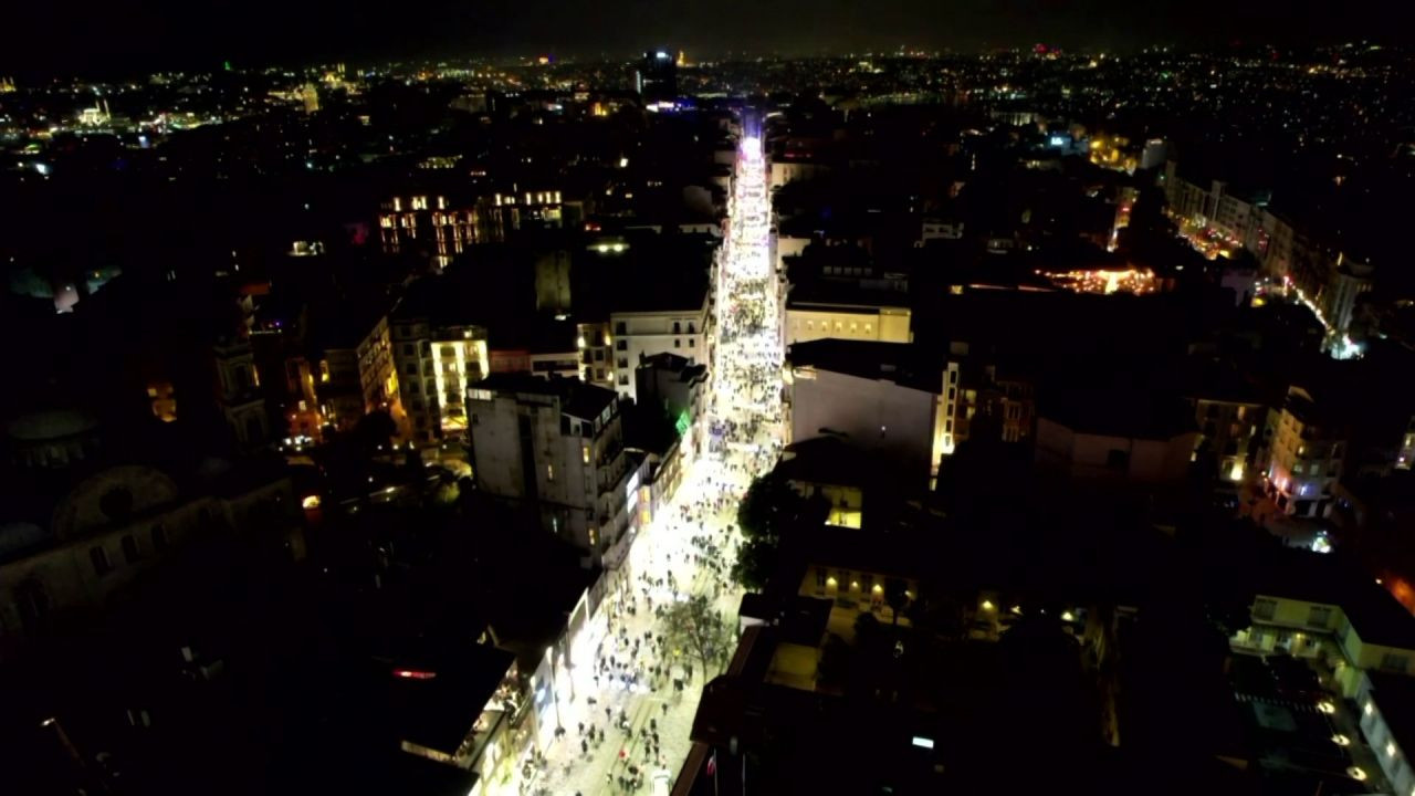 Yılbaşına Saatler Kala Taksim Meydanı’nda Yoğunluk - Sayfa 2