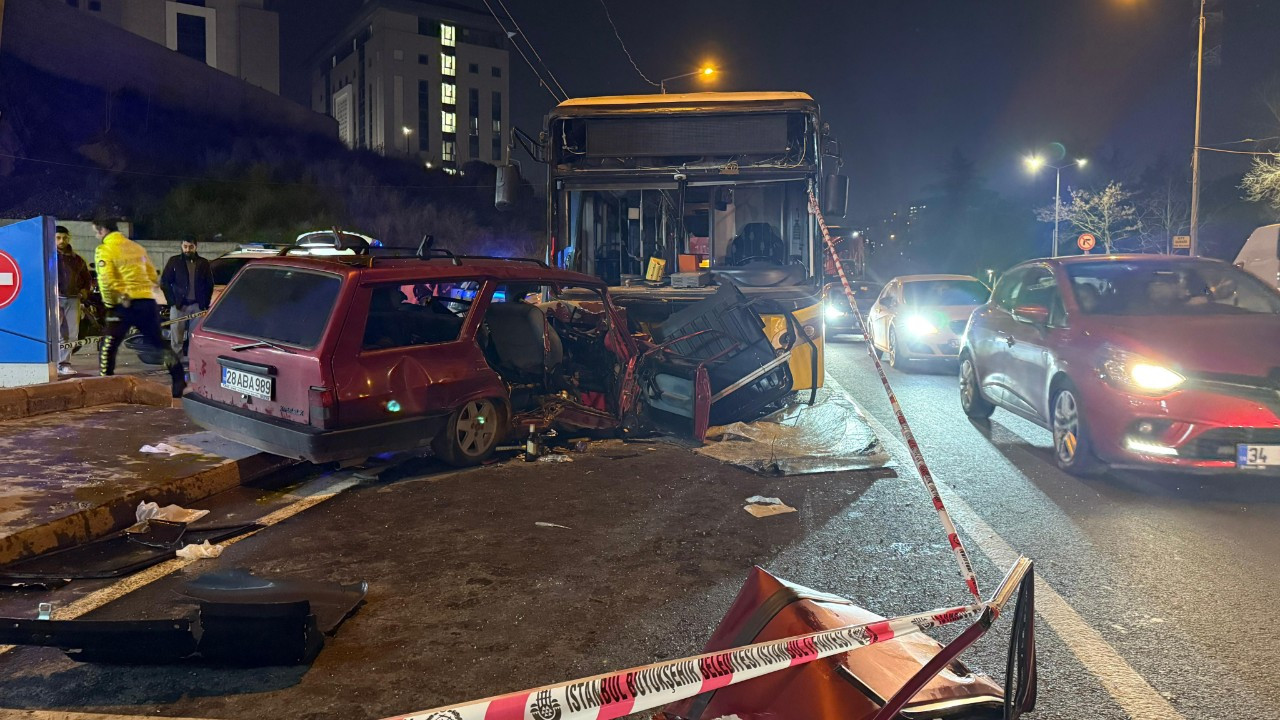 Eyüpsultan'da Otomobil ve İETT Otobüsü Çarpıştı: 2 Ağır Yaralı