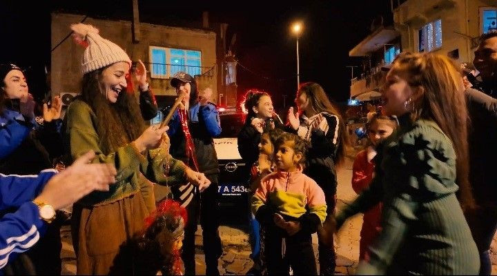 Çanakkale'de Polislerden Çocuklara Yeni Yıl Hediyesi - Sayfa 1