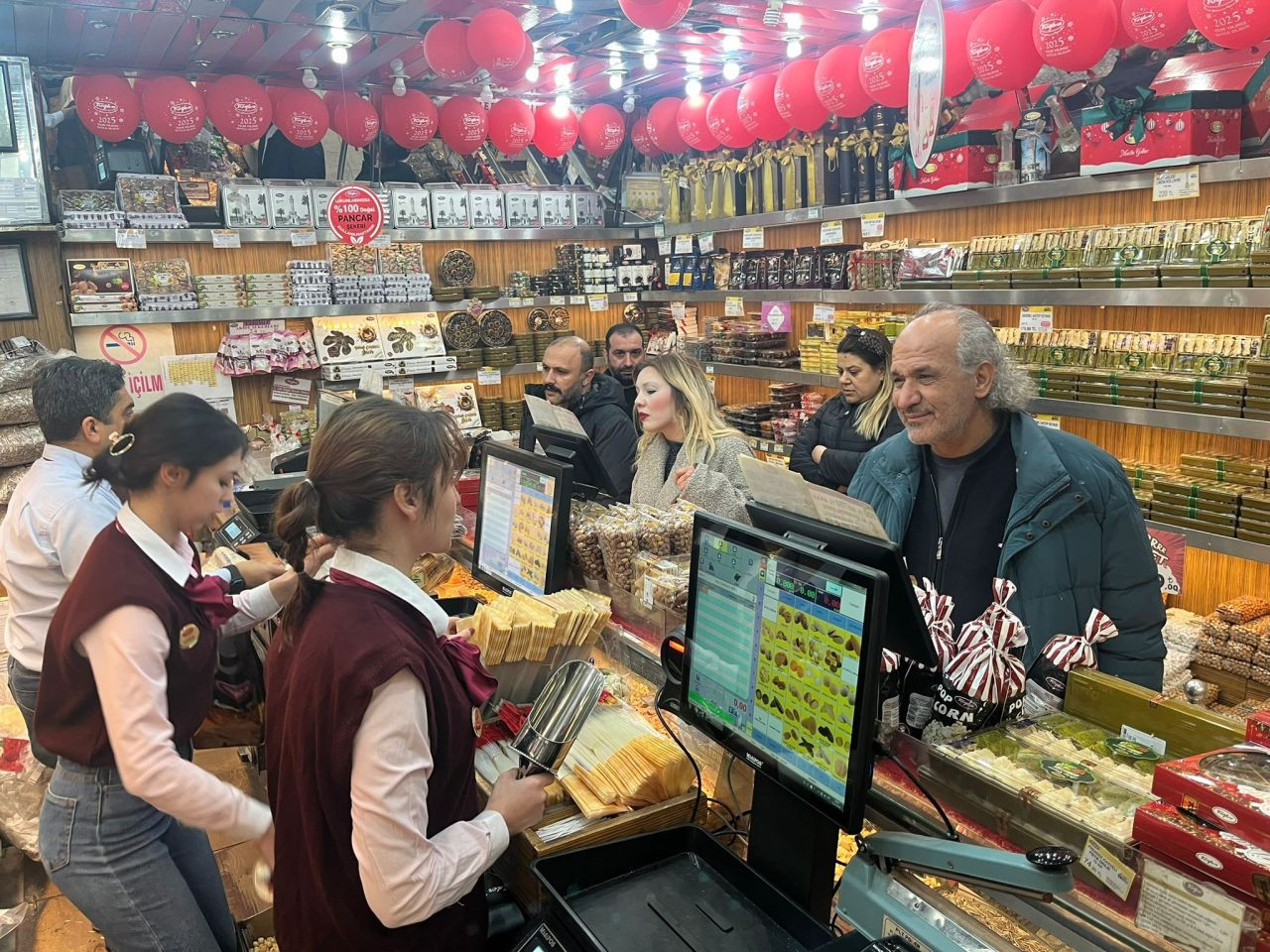 Yeni Yıl Öncesi Aydın'da Kuruyemişçilerde Yoğunluk - Sayfa 1