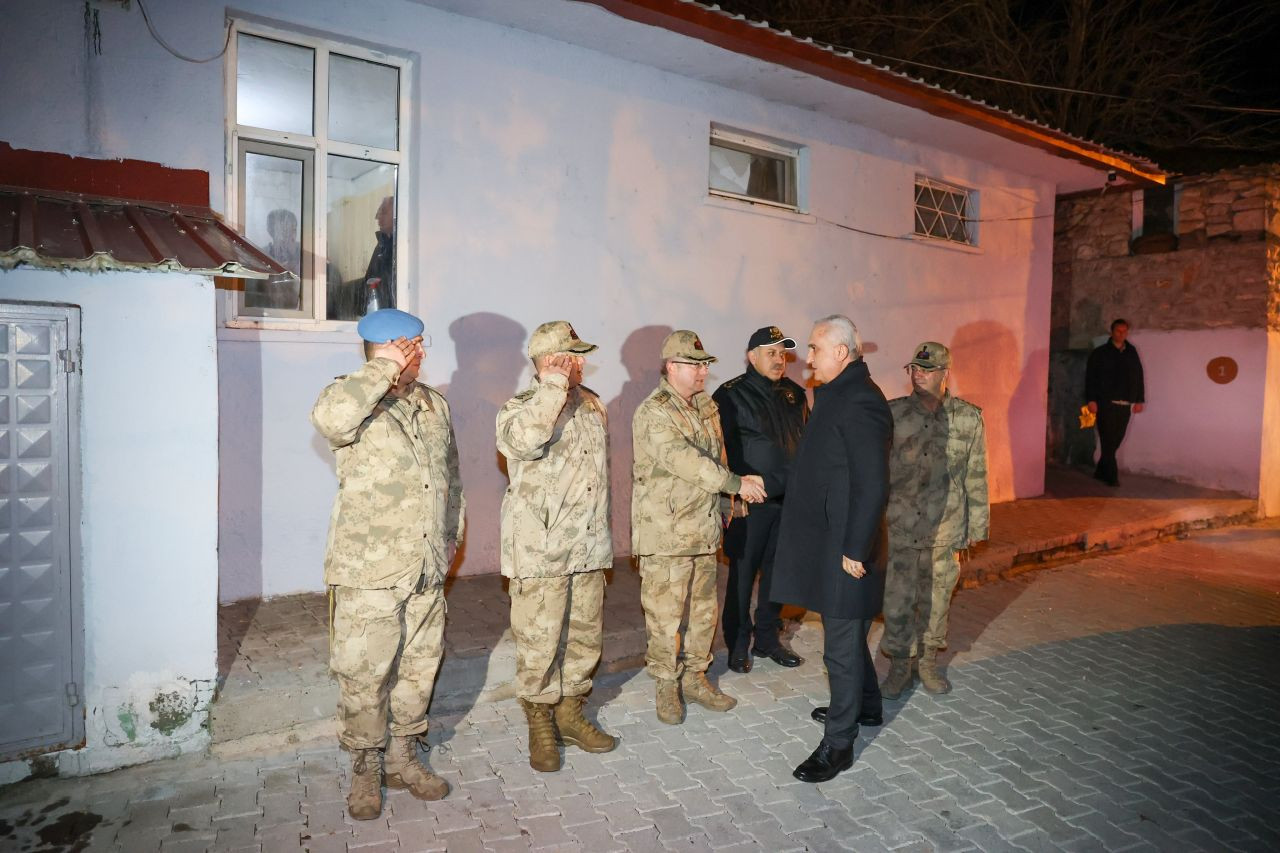 Muş Valisi Çakır’dan Yılbaşı Gecesi Güvenlik Güçlerine Moral Ziyareti - Sayfa 3