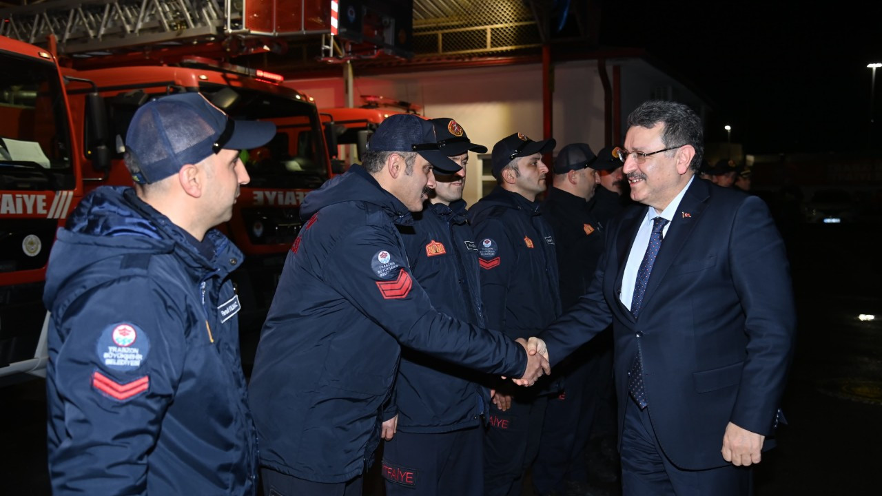 Trabzon’da Başkan Genç’ten Görevdeki İtfaiyecilere Yeni Yıl Ziyareti