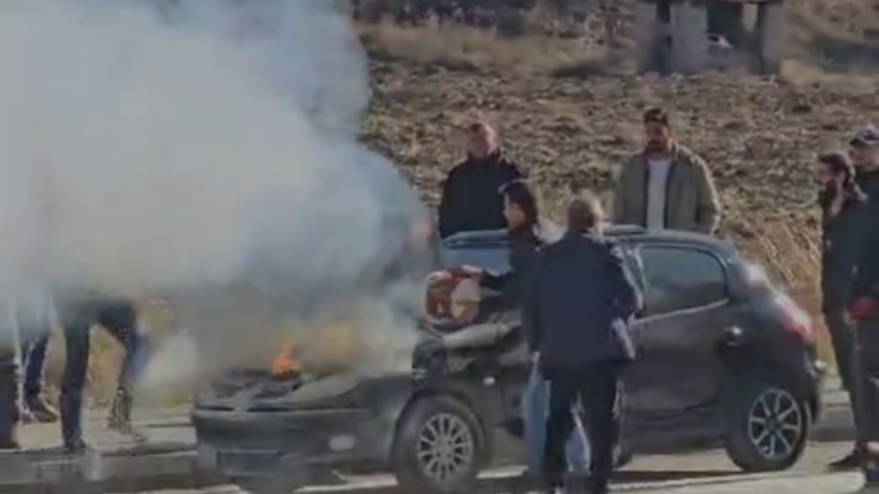 Seyir Halindeki Araçta Çıkan Yangını Vatandaşlar Söndürdü