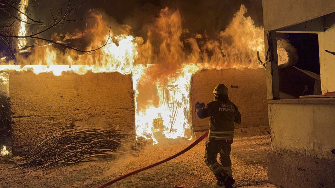 Düzce'de Baraka Alev Alev Yandı: 25 Kaz Yangından Kurtarıldı! - Sayfa 3