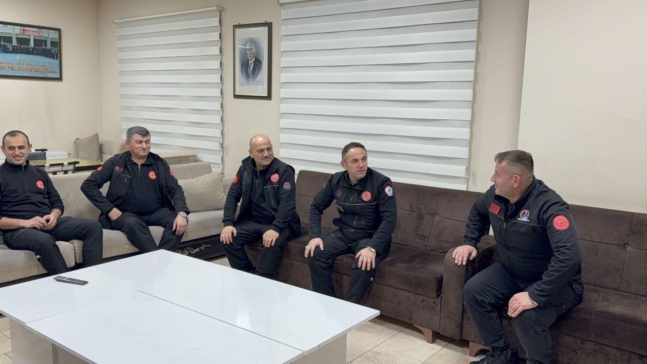 İtfaiyeciler Yeni Yıla Görev Başında Girdi: 2025'in İlk Yangınına Müdahale Ettiler - Sayfa 1