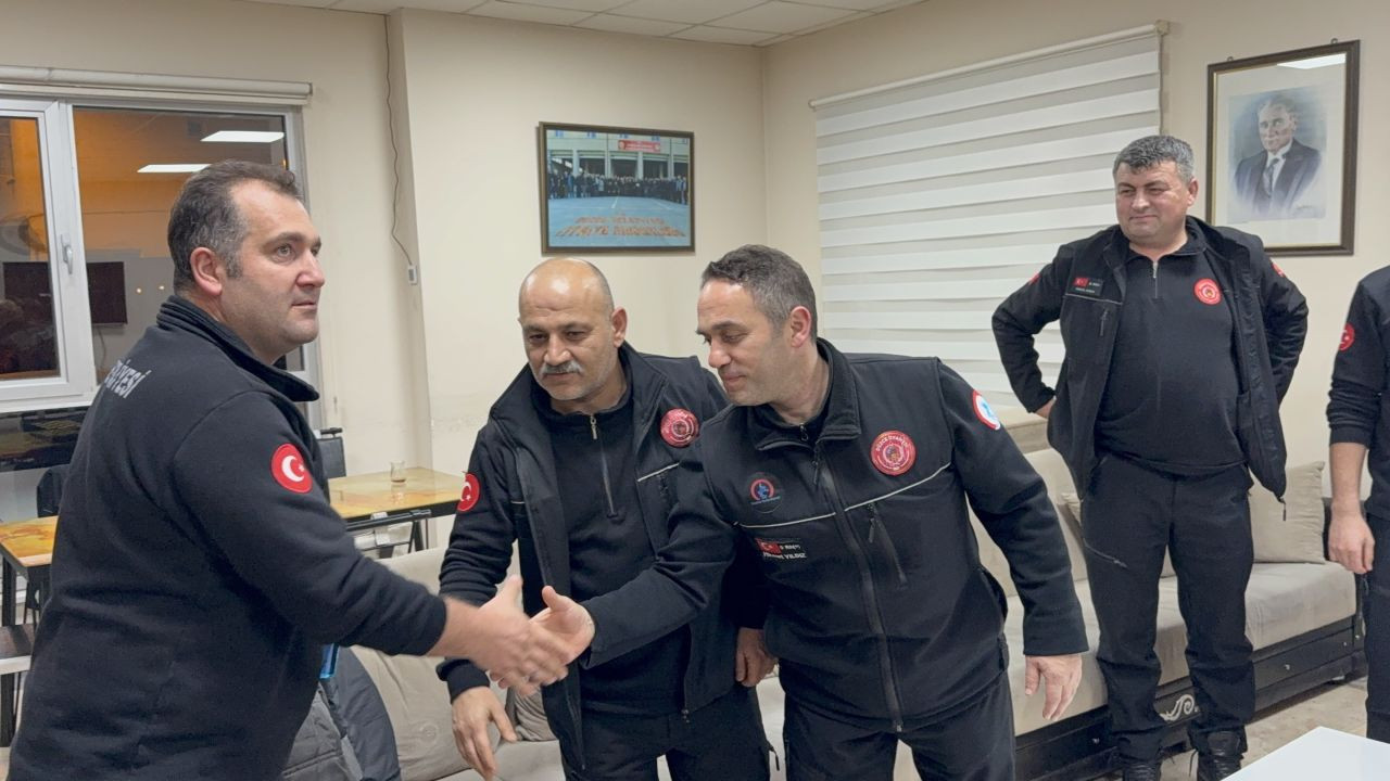 İtfaiyeciler Yeni Yıla Görev Başında Girdi: 2025'in İlk Yangınına Müdahale Ettiler - Sayfa 4