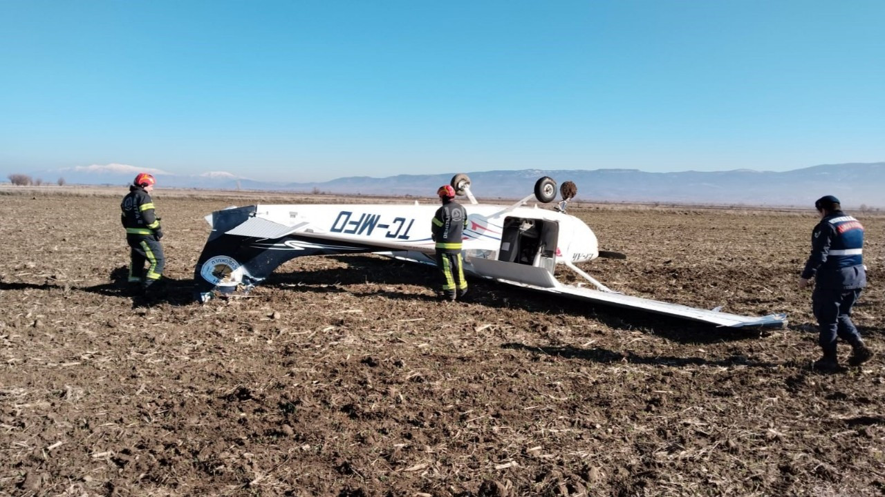 Zorunlu İniş Yapan Eğitim Uçağı Tarlaya Ters Olarak Çakıldı: Pilot Yaralandı!