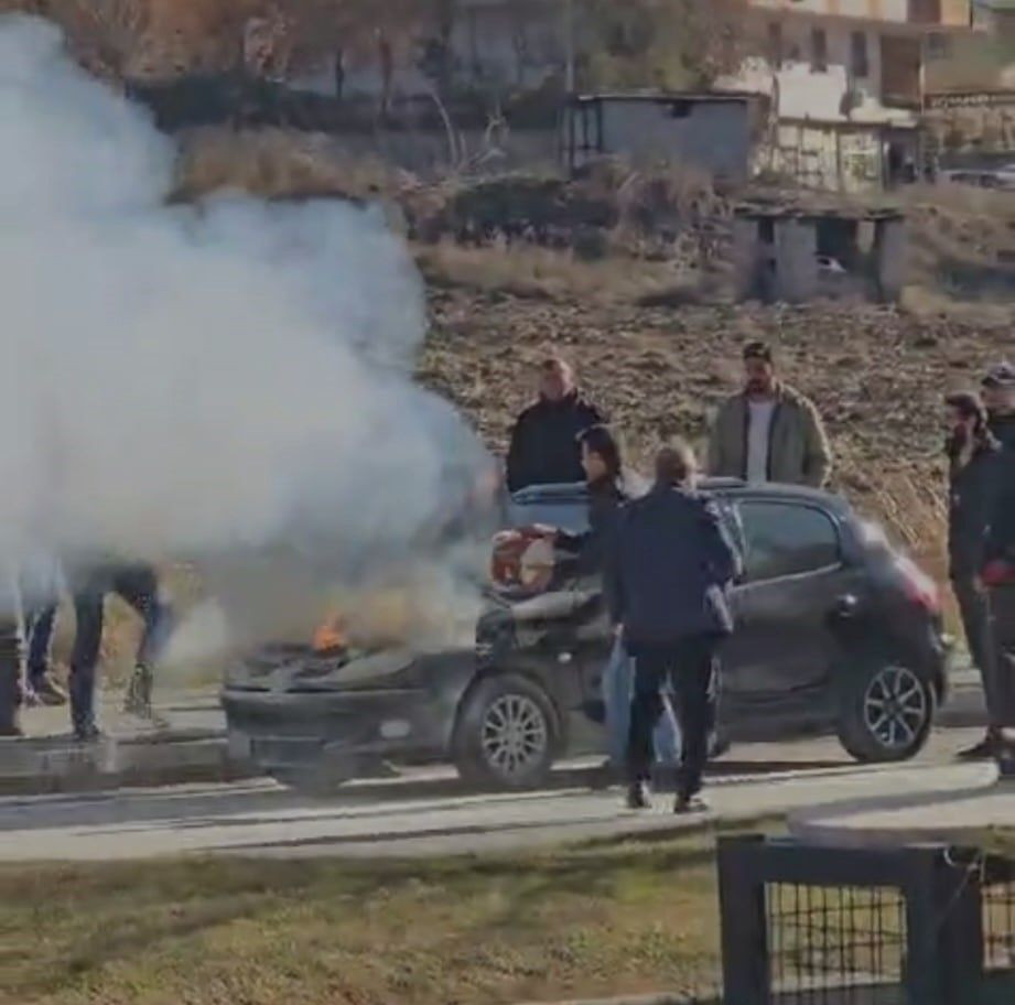 Seyir Halindeki Araçta Çıkan Yangını Vatandaşlar Söndürdü - Sayfa 1