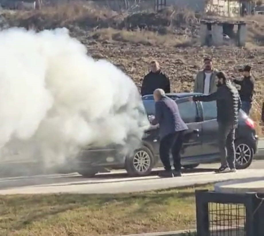 Seyir Halindeki Araçta Çıkan Yangını Vatandaşlar Söndürdü - Sayfa 2