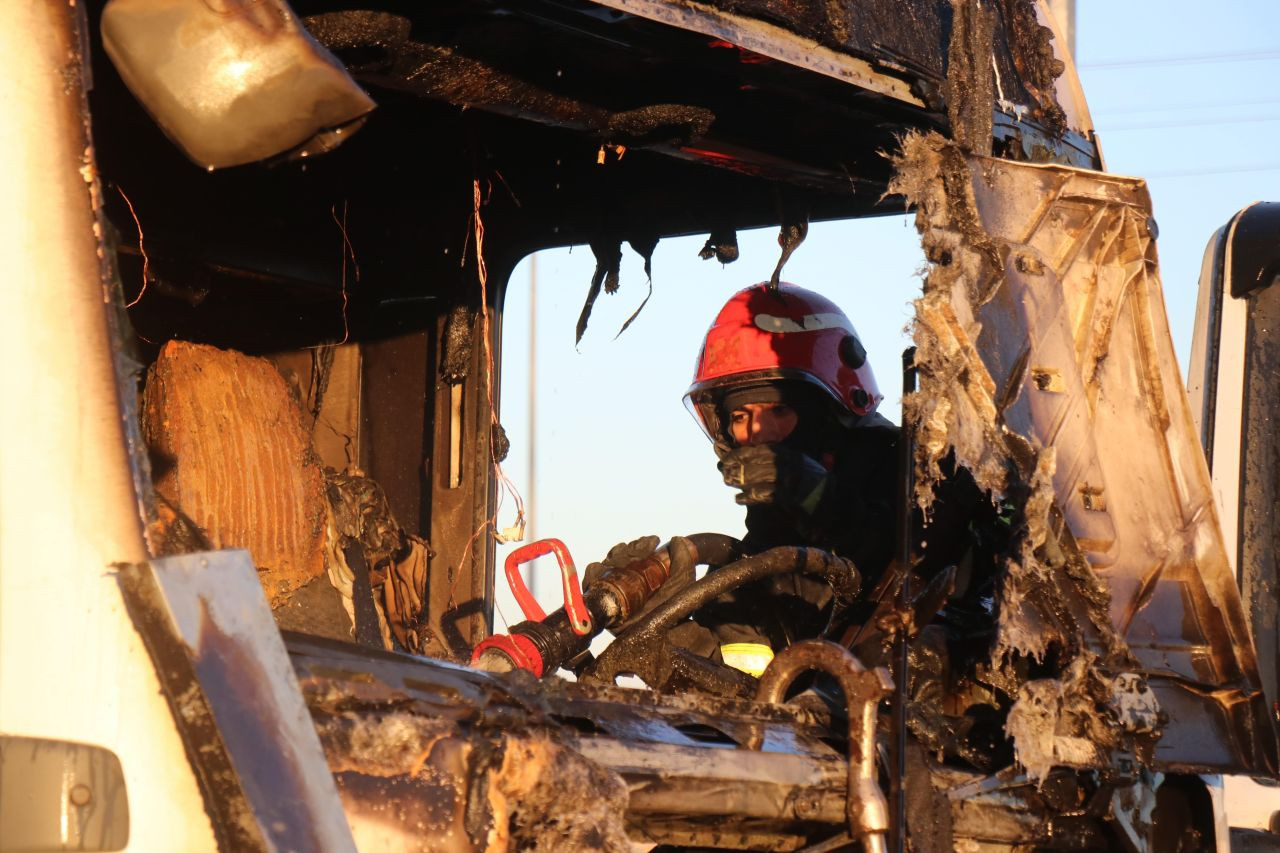 Sakarya'da Park Halindeki Tır Alevlere Teslim Oldu - Sayfa 2