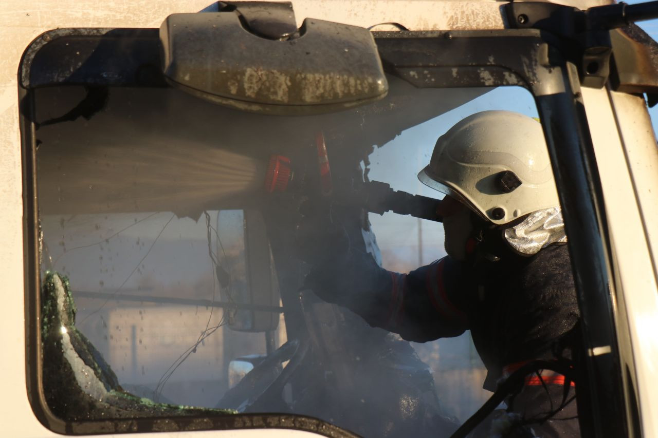 Sakarya'da Park Halindeki Tır Alevlere Teslim Oldu - Sayfa 12